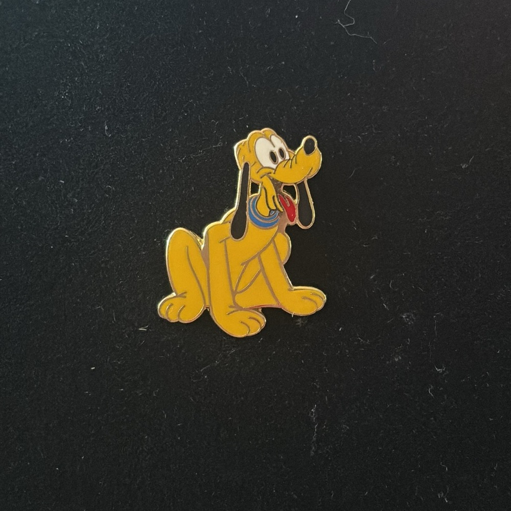 Disney pin Pluto Sitting with Blue Collar Facing Right Tongue out Ears Down - Picture 2 of 4